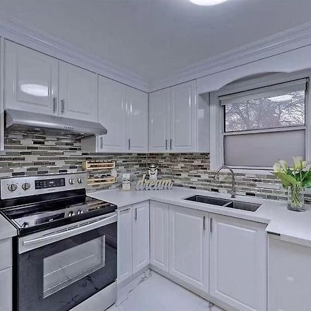 Cozy 3 Room Bungalow In Midtown トロント エクステリア 写真