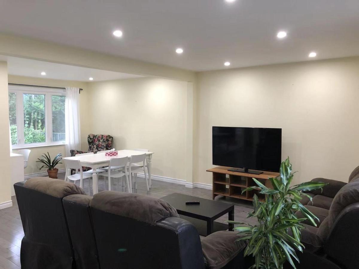Cozy 3 Room Bungalow In Midtown トロント エクステリア 写真
